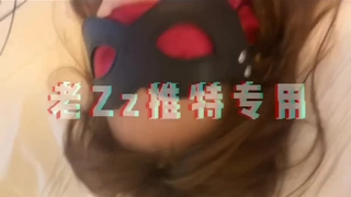 气质女神可爱粉红色内衣，脱光光全裸自慰道具插穴，表情销魂