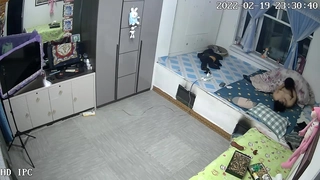 多汁的金发女同性恋沉迷于情色手指