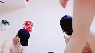 日本学生在自制视频中被年长的男人内射