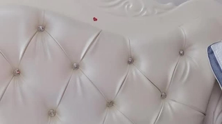 一群女同性恋模特脱衣并舔着兴奋的少女