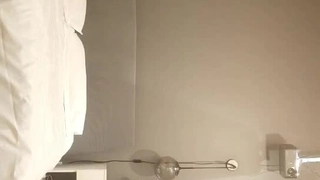 肥胖的哥伦比亚继子在宿舍房间里和继母做爱