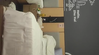 拉丁裔少女Gabrielly Ferraz在浴缸里用大假阳具实验