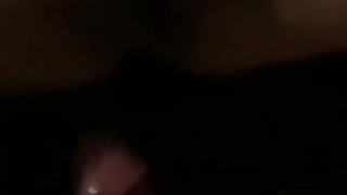 布莱吉特和安吉尔在宿舍里用大号假阳具进行女同性恋