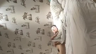 棕色头发的业余爱好者Alice C沉迷于舔穴的快感