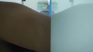 贝叶经对白刺激！22岁眼镜妹被一把脱了半推给操了【看简 介同城免费约炮】