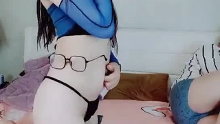很正点的妹子原来是个妈妈，穿上裙子逼裏塞个跳蛋出门车上勾搭