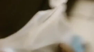 老司机龙哥先到足浴中心找个小姐打飞机热身一边唠嗑性经验再坐摩的到酒店和小姐啪啪