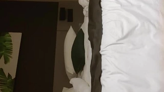 一个人寂寞难耐的正妹空姐露脸直播玩跳蛋，小穴淫水多到能拉丝~