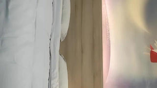 婷婷的逼会咬人短发萌妹子浴室洗澡自慰，掰穴自摸翘屁股口交非常诱人