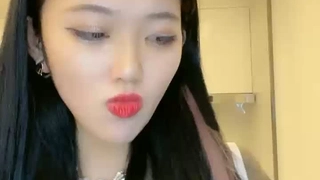 京瓷集团亚洲精品在线视频小姑娘特瘦胸还不小出门在外没有拍摄条件大
