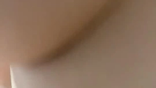 可爱的学生在宿舍房间里变得淘气