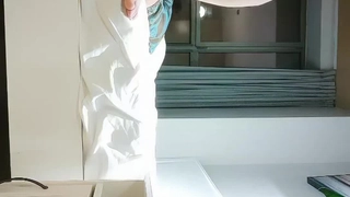 高颜值风骚御姐黑丝情趣装很是风骚，露脸表情骚淫话多大奶子自己