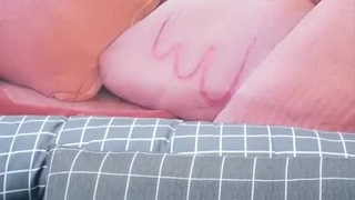 可爱的人妖在独奏视频中接受大鸡巴