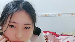 气质文静新人美女！初下海大尺度！小背心白嫩贫乳，多毛极品粉穴超嫩，揉搓阴蒂搞得湿湿