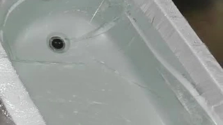 少女在這個熱辣的視頻中跳水和大雞巴動作
