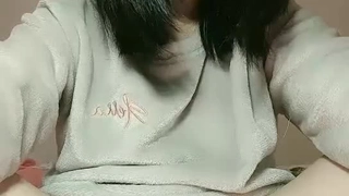 萨迪斯剃光的阴部在这个充满激情的视频中被操和挤奶