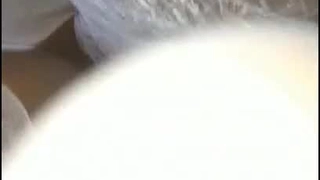 小胸部少女Yhivi在高清视频中舔和舔屁眼