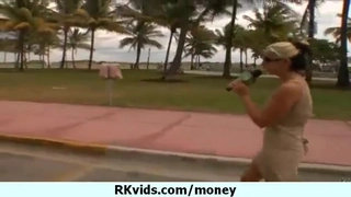 笑起来甜美文静小姐姐，吸奶扣穴调情妹纸很娇羞，深喉口交抬起长腿侧入，扶着小腰后入撞击